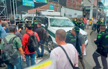 Los investigadores judiciales avanzan en las labores para esclarecer el asesinato del hombre dentro del parqueadero en el centro de Medellín. FOTO: MAURICIO PALACIO