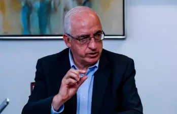 Leonardo Villar, gerente del Banco de la República, durante el Foro de Perspectivas Económicas 2025 de EL COLOMBIANO, explicó que la apreciación del peso colombiano se debe principalmente a la depreciación global del dólar y al ingreso de recursos externos del Gobierno. FOTO: JAIME PÉREZ