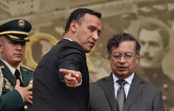 Pedro Sánchez, ministro de Defensa y general (r) del Ejército; y Gustavo Petro, presidente de Colombia. FOTO: Colprensa.