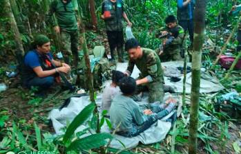 Fotografía del rescate de los menores en la selva. En este operativo el ejército de Colombia trabajó de la mano con etnias indígenas. Foto: Colprensa.