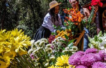 Claudia Vanegas (izquierda) enseña a una visitante los secretos de las silletas de flores. Foto: Julio César Herrera.
