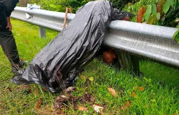 El cuerpo fue hallado contra la baranda separadora de la Vía 4G que comunica a Medellín con la Costa. FOTO: CORTESÍA