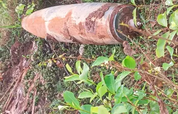 Esta fue la bomba sin explotar que los lugareños encontraron en el corregimiento Jardín de Sucumbíos, de Ipiales, Nariño. FOTO: CORTESÍA.