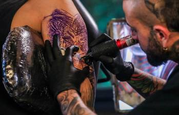 En Colombia, según el Cifras y Conceptos (2020), el 19 % de la población entre 18 y 65 años cuenta con al menos un tatuaje, lo que equivale a aproximadamente 3 mil tatuajes al día, siendo Bogotá, Medellín, Cali y Pereira las ciudades donde los números son más altos. Foto: Esneyder Gutiérrez Cardona.