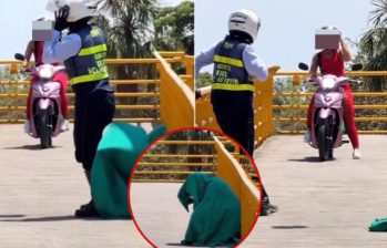 El funcionario buscaba detectar a motociclistas que usaran el puente destinado a los peatones. FOTO: Captura de video