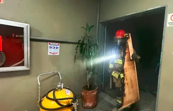 Los bomberos avanzan en las labores para controlar las llamas y evacuar el humo del sótano donde se produjo la conflagración. FOTO: CORTESÍA DAGRD