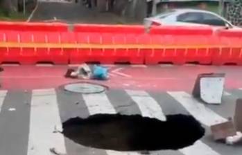 El nuevo cráter que apareció en plena vía obligó a suspender el tráfico vehicular. FOTO: IMAGEN TOMADA DE VIDEO