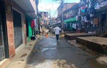 Sinaí es un barrio autoconstruido que se formó a la orilla del río Medellín hace casi 40 años y tiene su futuro en vilo por construcción de Parques del Río Norte. FOTO: Q´HUBO