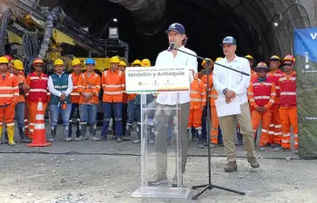 Anuncio de inversión del Distrito de Medellín en la vía al mar de Urabá. FOTO: JULIO HERRERA