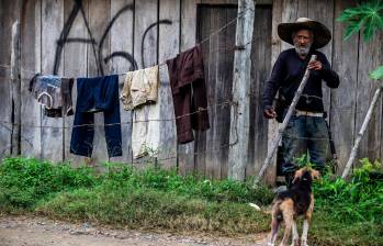 Los frentes de las casas de varios sectores rurales del municipio de Segovia son violentados con grafitis amenazantes por los grupos al margen de la ley que se disputan el sector. FOTO: Julio César Herrera