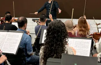 Juan Pablo Cardona Jaramillo es una de las grandes promesas de la música clásica en Medellín. En octubre empezará su pregrado en dirección orquestal en Viena. En la foto, dirigiendo uno de los ensayos para el tercer concierto de termporada de Filarmed. Foto Cortesía Filarmed.