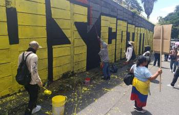 Los marchantes realizaron un mural en el deprimido de San Juan con la frase “SOS Catatumbo” en la mañana del 30 de enero. FOTO: Julio César Herrera