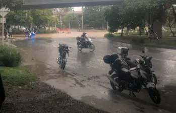 Así lucía la glorieta de Monterrey, en el barrio Patio Bonito, en El Poblado. Esta imagen cada vez se vuelve más frecuente cada que llueve en este sector de la ciudad. FOTO: CORTESÍA