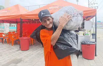 Óscar, con 69 años de edad, es más vital que muchos. Su trabajo se distingue por la cordialidad y la buena atención. FOTO Julio César Herrera.