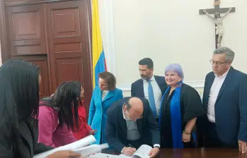 Momento en el que el ministro de Hacienda, Germán Ávila, radica en el Congreso la propuesta de la reforma tributaria. FOTO tomada de X