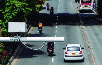 Imagen de referencia de una cámara de fotodetección en el área metropolitana. FOTO Julio César Herrera.