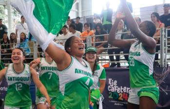 El festejo del equipo femenino de baloncesto 3x3 de Antioquia en Armenia. FOTO: Instagram @indeportesantioquia