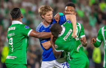Andrés Llinás y su excompañero Andrés Felipe Román tuvieron un cruce de palabras en un partido de la Copa Sudamericana 2026. FOTO: Juan Antonio S´´anchez