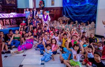 Desde hace varios años, decenas de niños llegan para cumplir la cita con la novena navideña en la capilla del San Pedro. FOTO cortesía