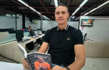 Wilmar Roldán exhibe orgulloso el libro de su autobiografía que acaba de publicarle la editorial Zaíno. FOTO JEANN RODRÍGUEZ CARO 
