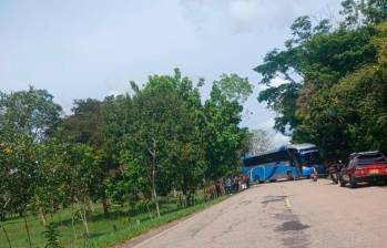 Las autoridades iban a verificar por qué este bus estaba atravesado cuando fueron atacados por el ELN. FOTO CORTESÍA