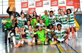 El festejo de las campeonas en el coliseo El Tunal. FOTO: Cortesía LAF