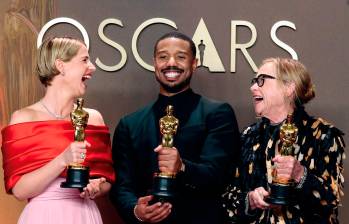 Jessie Buckley, Michael B. Jordan y Amy Madigan con sus respectivos galardones. FOTO AFP