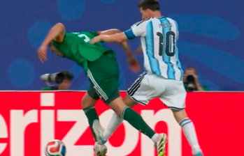 Momento exacto del contacto de Messi con Mandi. FOTO: Captura de video