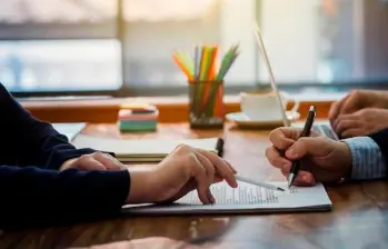 Las convocatorias de práctica 2026-1 ofrecen oportunidades para estudiantes de diferentes programas que buscan experiencia laboral en empresas líderes en Colombia. FOTO: GETTY