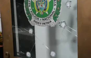 El CAI sufrió algunos daños por las esquirlas, especialmente en los ventanales. Foto: Policía Metropolitana 