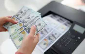 Especialistas recomiendan que la decisión de comprar o vender dólares responda a las necesidades financieras de cada persona y no a movimientos de corto plazo de la tasa de cambio. FOTO: Istock