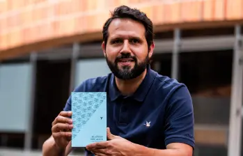 Carlos Andrés Salazar es profesor universitario en el campo de la ingeniería. Esta es su primera incursión en la novela. El libro parte de una historia personal vivida hace unos años. FOTO julio herrera