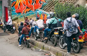 Las afueras de las estaciones del metrocable son el principal acopio de mototaxistas en Medellín y sus principales servicios son a las partes altas. FOTO: Julio César Hérera