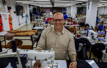 Andrey Pérez, quien aprendió el oficio de la costura en el taller de su madre, es el rostro detrás de Productora Ancona. FOTO Julio César Herrera. 