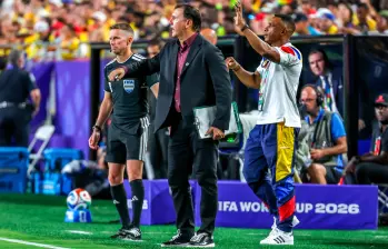 Néstor Lorenzo y Amaranto Perea durante el partido ante Ghana. FOTO: Juan Antonio Sánchez