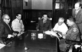 Firma de la promesa de venta al departamento de la casa donde nació José María Córdova en el municipio de Concepción, en 1973. Diego Calle Restrepo está en el centro de la foto. FOTO ARCHIVO EL COLOMBIANO. 