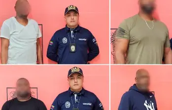 Estos son cuatro de los cinco extranjeros que fueron inadmitidos cuando intentaban ingresar por el aeropuerto de Rionegro. FOTO: Cortesía Migración Colombia