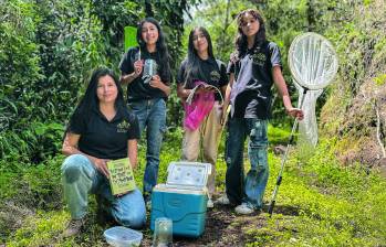 Juliana Villada, líder de Casa de Mariposas, acompañada de Salomé, Antonella y Mariángel. Todas sueñan con ir a París. FOTO Andrés Duque. 