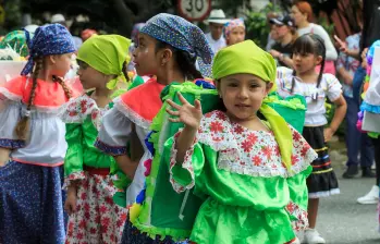 La emoción no solo era palpable entre los participantes. Padres, madres, abuelos y cuidadores vivieron la jornada con una mezcla de orgullo y nostalgia, al ver a sus hijos y nietos hacer parte activa de una fiesta que no solo une a Medellín, sino que también exalta el legado campesino y silletero de Santa Elena. Foto: Camilo Suárez Echeverry