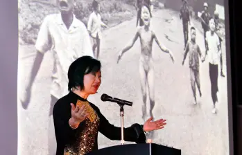 La vietnamita-canadiense Phan Thi Kim Phuc pronuncia su discurso ante su fotografía ganadora del Premio Pulitzer del 8 de junio de 1972 durante la guerra de Vietnam, en una conferencia en Nagoya, prefectura de Aichi, el 13 de abril de 2013. Ella es la niña de la foto. FOTO: AFP