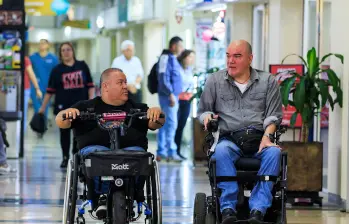 Robeiro Correa (izq.) y Luis Fernando Isaza (Der.) son miembros de la Corporación Fuerza Incluyente. FOTO Camilo Suárez.