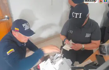 El CTI y Migración Colombia participaron en los allanamientos realizados en Santa Marta y el municipio de Fundación, en Magdalena. FOTO: CORTESÍA DE FISCALÍA.