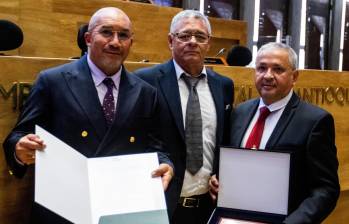 El diputado Carlos Humberto García entrega al gerente de Coopetraban, Manuel Mosquera Osorio y al presidente del Consejo de Administración, Álvaro Mejía Molina, la máxima distinción de la Asamblea de Antioquia. Crédito: Julio César Herrera
