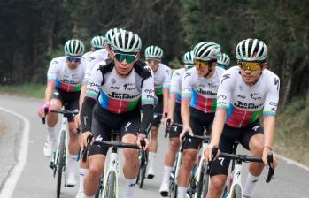 Miguel Ángel López (izq.) no ha parado de entrenar, junto al Team Medellín, esperando la oportunidad de volver a competir. Sus familiares le piden a la UCI que cierre su caso. . FOTO CORTESÍA DIEGO GIRALDO-TEAM MEDELLÍN