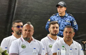 A Freyner Alfonso Ramírez García (frente, izq.), alias Carlos Pesebre, y a Juan Carlos Mesa Vallejo (frente der.), alias Tom, los dejaron libres, mientras que a Iván Darío Suárez Muñoz, alias Iván El Barbado, y a Elder Zapata Arias, alias Grande Pa, les quitaron la orden de captura. FOTO: MANUEL SALDARRIAGA