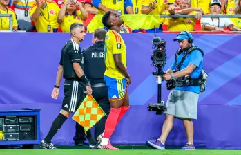 Jhon Córdoba en el momento de su lesión frente a Ghana. FOTO JUAN ANTONIO SÁNCHEZ