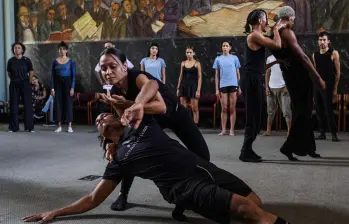 Participantes del taller abierto de El Colegio del Cuerpo en la Sala del Concejo del Museo de Antioquia, bajo el fresco La República de Pedro Nel Gómez. FOTO Julio César Herrera