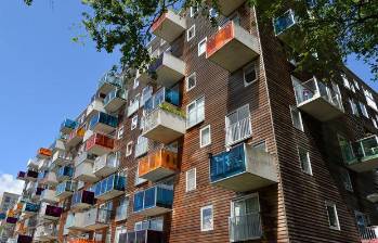  Aunque la ley quería mejorar la “habitabilidad” al reducir la rotación de inquilinos (que es un 30% mayor en casas de inversores), lo que terminó haciendo fue cambiar quién vive en el barrio, favoreciendo a los más ricos y perjudicando a los más vulnerables. FOTO: Tomada de revistaad.es.