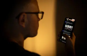 Los usuarios invierten cerca de 62 minutos diarios deslizando la pantalla de sus teléfonos, según un reciente informe de OnePlus. FOTO: GETTY.