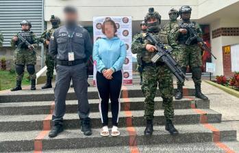 La mujer fue capturada en Armenia por el CTI de la Fiscalía y uniformados de la Octava Brigada del Ejército. Foto: Colprensa